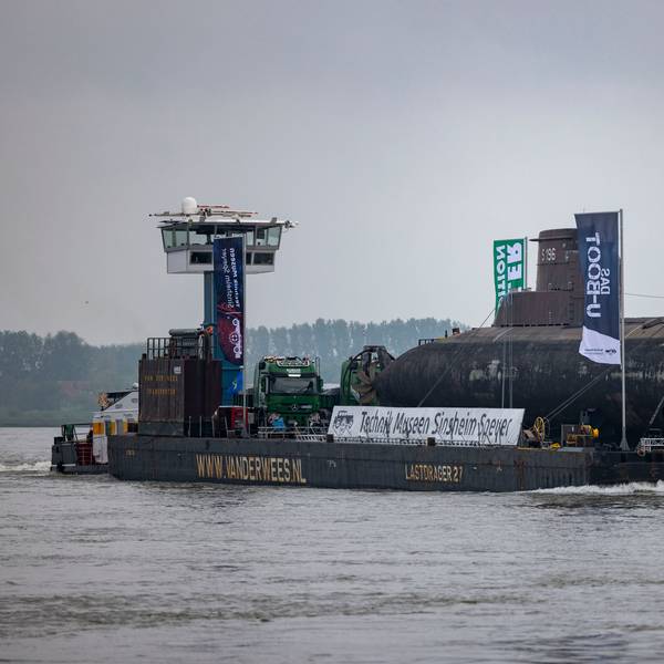 Das U-Boot auf einem Schwimmponton passiert auf dem Rhein den Ort Bimmen.