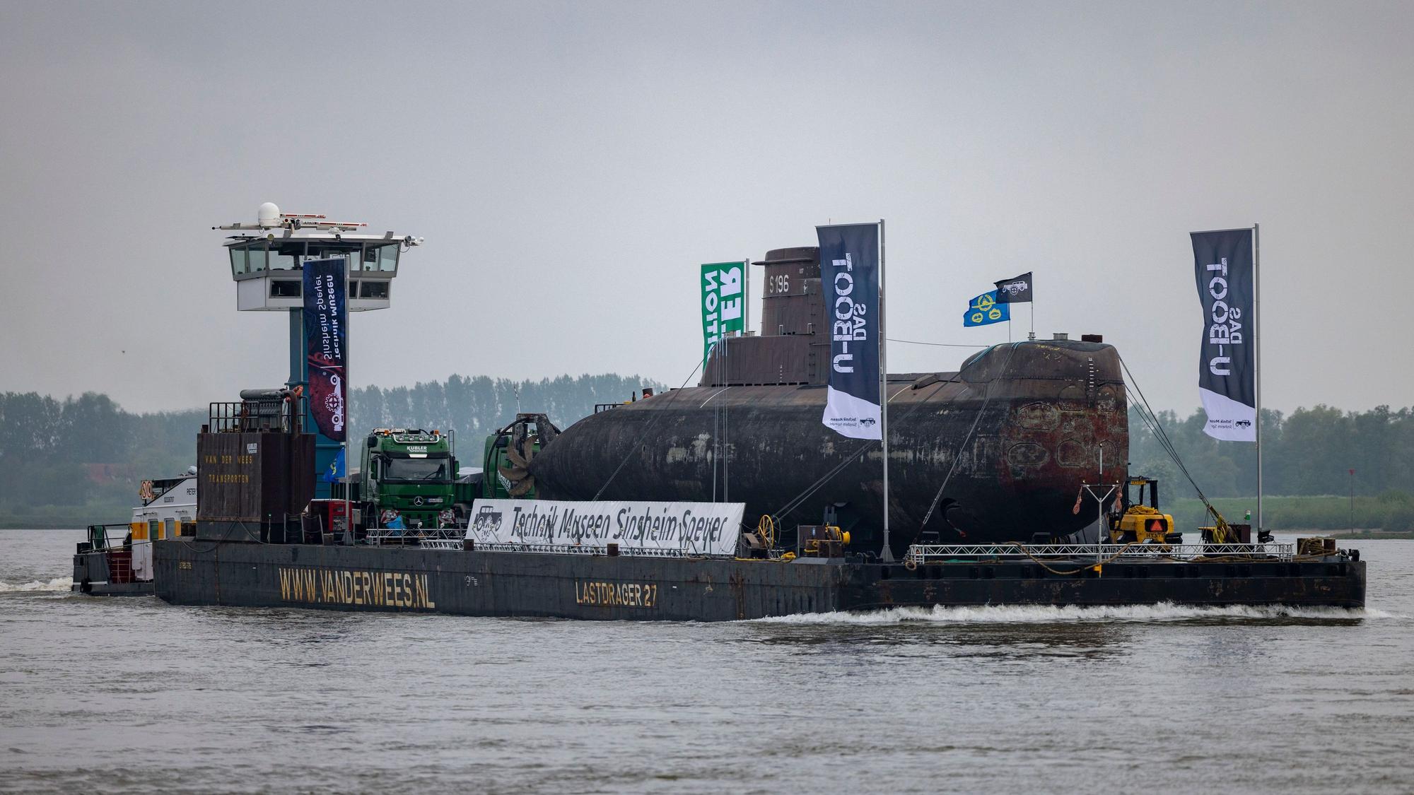 Das U-Boot auf einem Schwimmponton passiert auf dem Rhein den Ort Bimmen.
