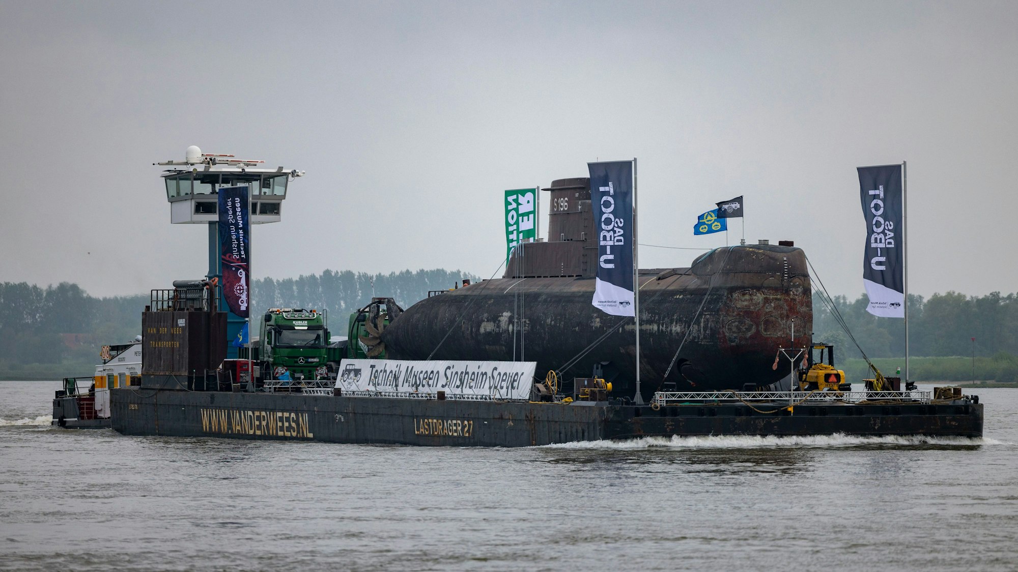 Das U-Boot auf einem Schwimmponton passiert auf dem Rhein den Ort Bimmen.