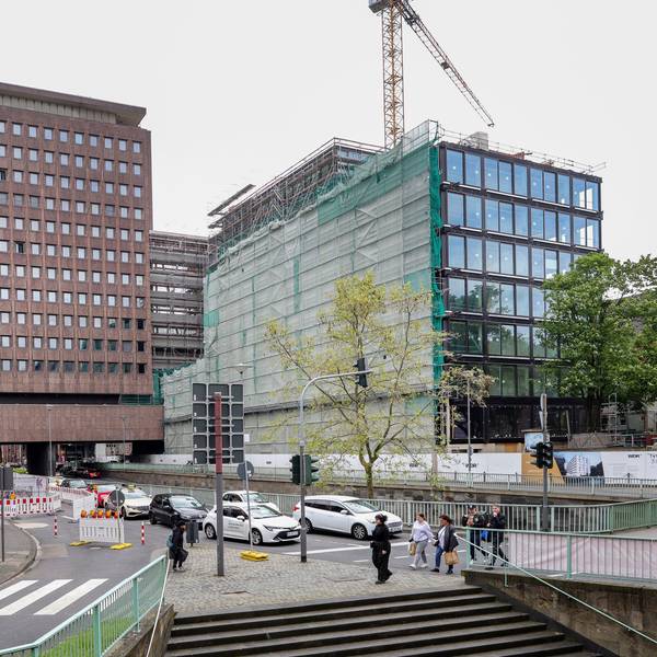 Das Bild zeigt eine Baustelle in der Innenstadt und dazu die Straßen der Nord-Süd-Fahrt.