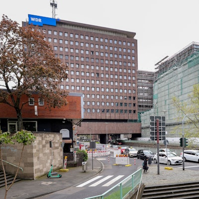 Das Bild zeigt eine Baustelle in der Innenstadt und dazu die Straßen der Nord-Süd-Fahrt.