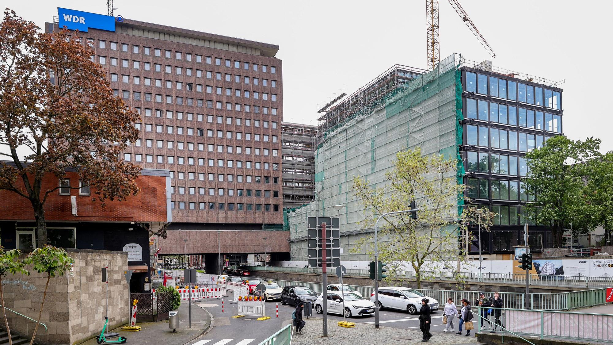 Das Bild zeigt eine Baustelle in der Innenstadt und dazu die Straßen der Nord-Süd-Fahrt.