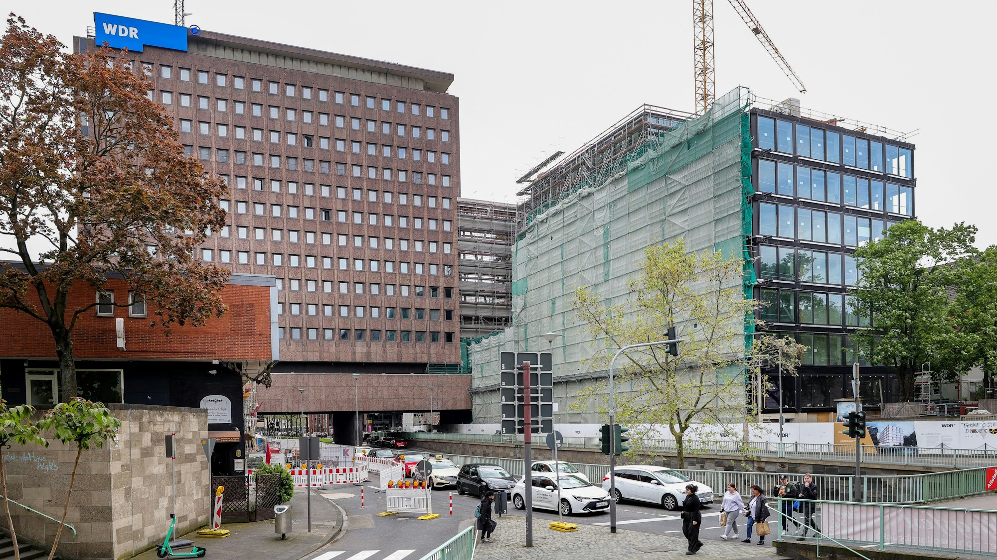 Das Bild zeigt eine Baustelle in der Innenstadt und dazu die Straßen der Nord-Süd-Fahrt.
