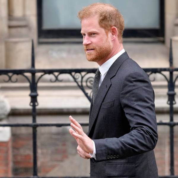 Der britische Prinz Harry verlässt den Gerichtshof. Im Fall der Schadenersatzklage von Prinz Harry und weiteren britischen Prominenten wegen abgehörter Telefone und anderer Bespitzelung hat am 10.05.2023 ein Prozess am Londoner High Court begonnen.