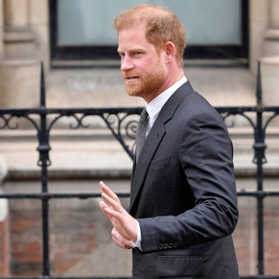 Der britische Prinz Harry verlässt den Gerichtshof. Im Fall der Schadenersatzklage von Prinz Harry und weiteren britischen Prominenten wegen abgehörter Telefone und anderer Bespitzelung hat am 10.05.2023 ein Prozess am Londoner High Court begonnen.
