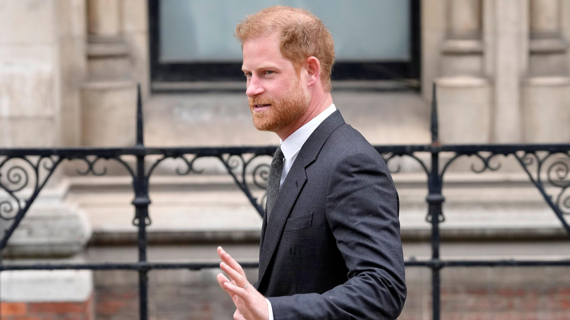Der britische Prinz Harry verlässt den Gerichtshof. Im Fall der Schadenersatzklage von Prinz Harry und weiteren britischen Prominenten wegen abgehörter Telefone und anderer Bespitzelung hat am 10.05.2023 ein Prozess am Londoner High Court begonnen.