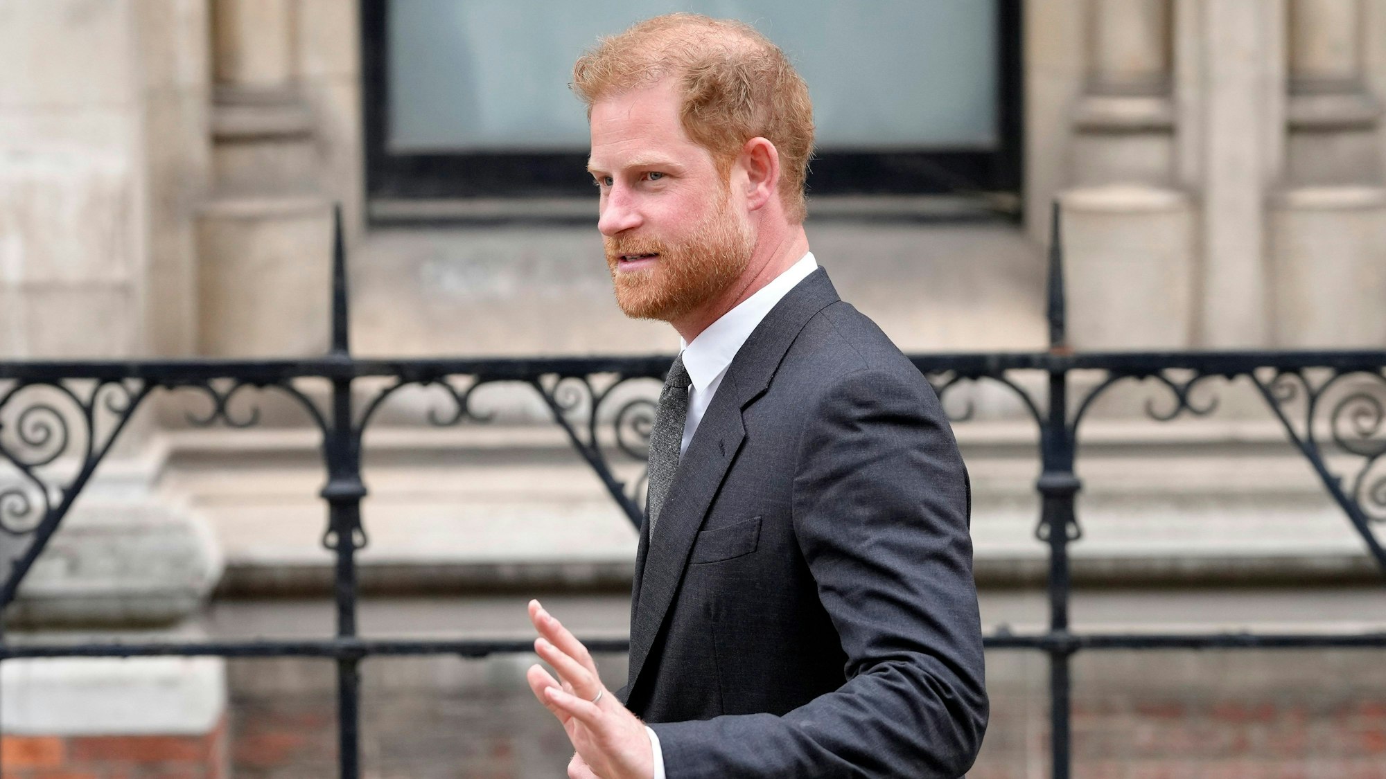 Der britische Prinz Harry verlässt den Gerichtshof. Im Fall der Schadenersatzklage von Prinz Harry und weiteren britischen Prominenten wegen abgehörter Telefone und anderer Bespitzelung hat am 10.05.2023 ein Prozess am Londoner High Court begonnen.