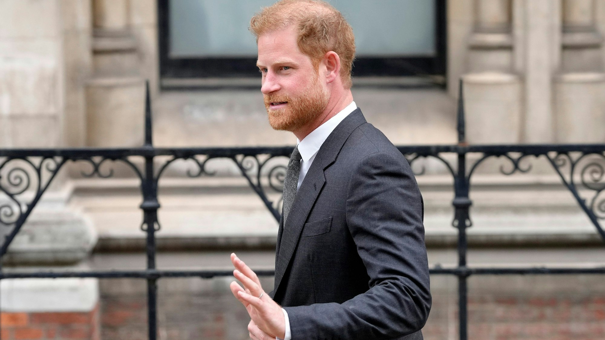 Der britische Prinz Harry verlässt das Gericht.