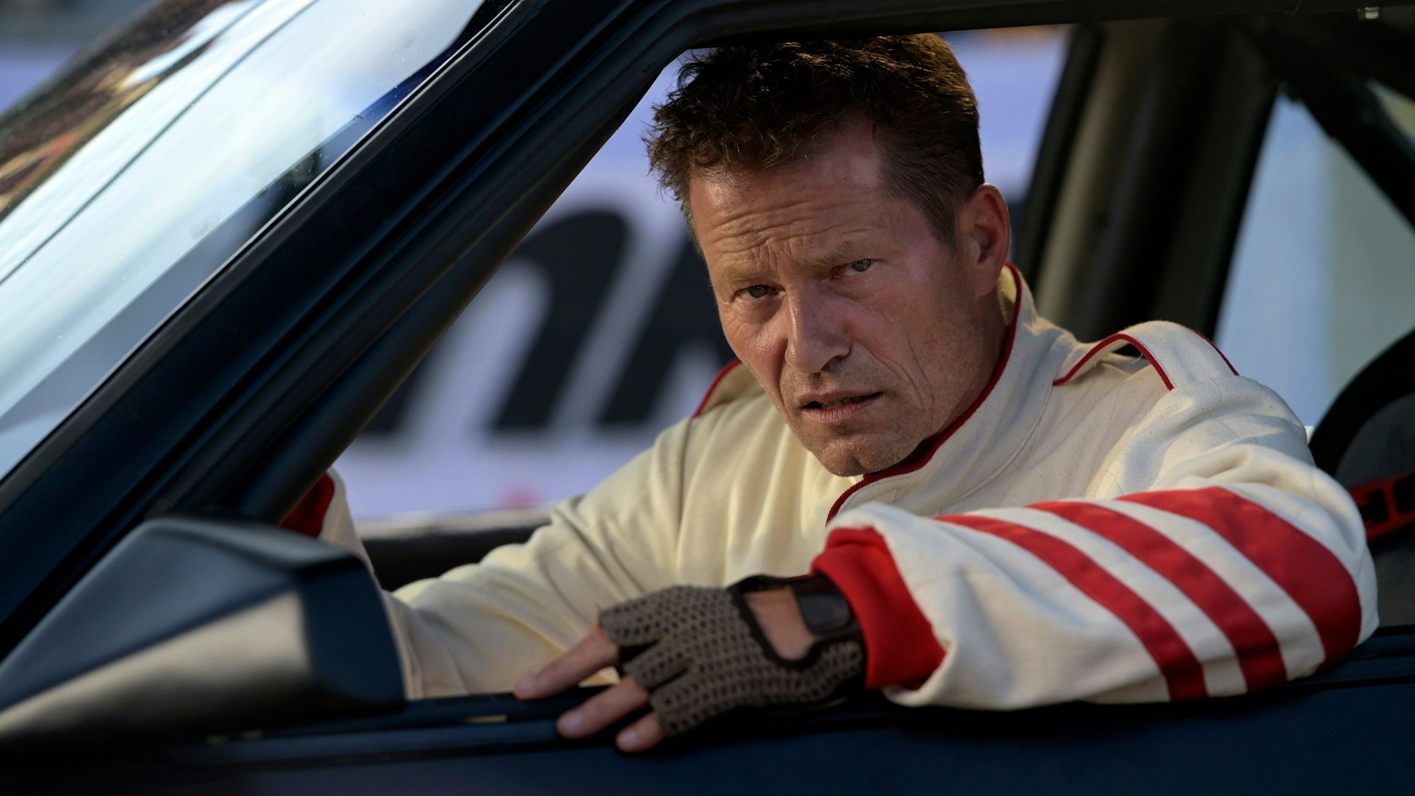 Til Schweiger als Bertie in einer Szene des Films „Manta Manta - Zwoter Teil“. Der deutsche Schauspieler erhält Zuspruch von US-Kollege Mickey Rourke. (Archivbild)