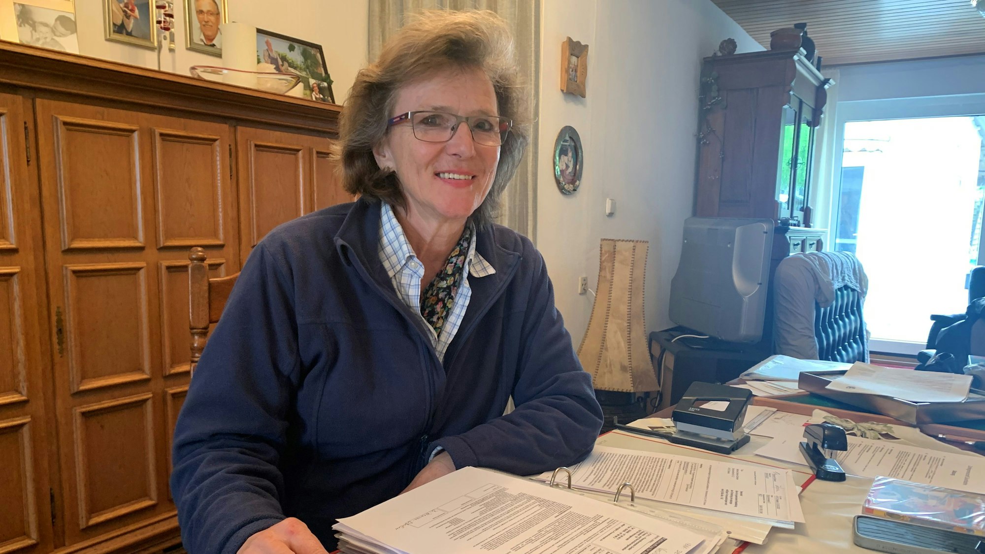 Barbara Ziemann-Oberherr von der Initiative Zukunftsdörfer in Keyenberg sitzt vor Unterlagen zur Gründung des Vereins.
