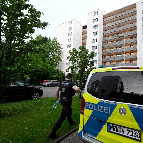 12.05.2023, Nordrhein-Westfalen, Ratingen: Polizisten sichern den Tatort in einem Hochhaus am Tag nachdem eine Explosion mehrere Einsatzkräfte von Polizei und Feuerwehr schwer verletzt hatte. Foto: Roberto Pfeil/dpa +++ dpa-Bildfunk +++