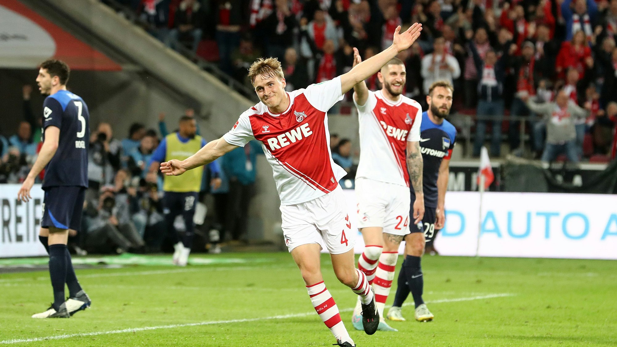 Jubel nach dem Tor zum 4:2 durch Timo Hübers