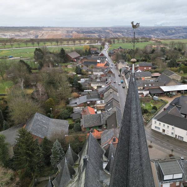 Die Kirche von Keyenberg steht knapp 500 Meter vom RWE-Braunkohle-Tagebau Garzweiler entfernt.