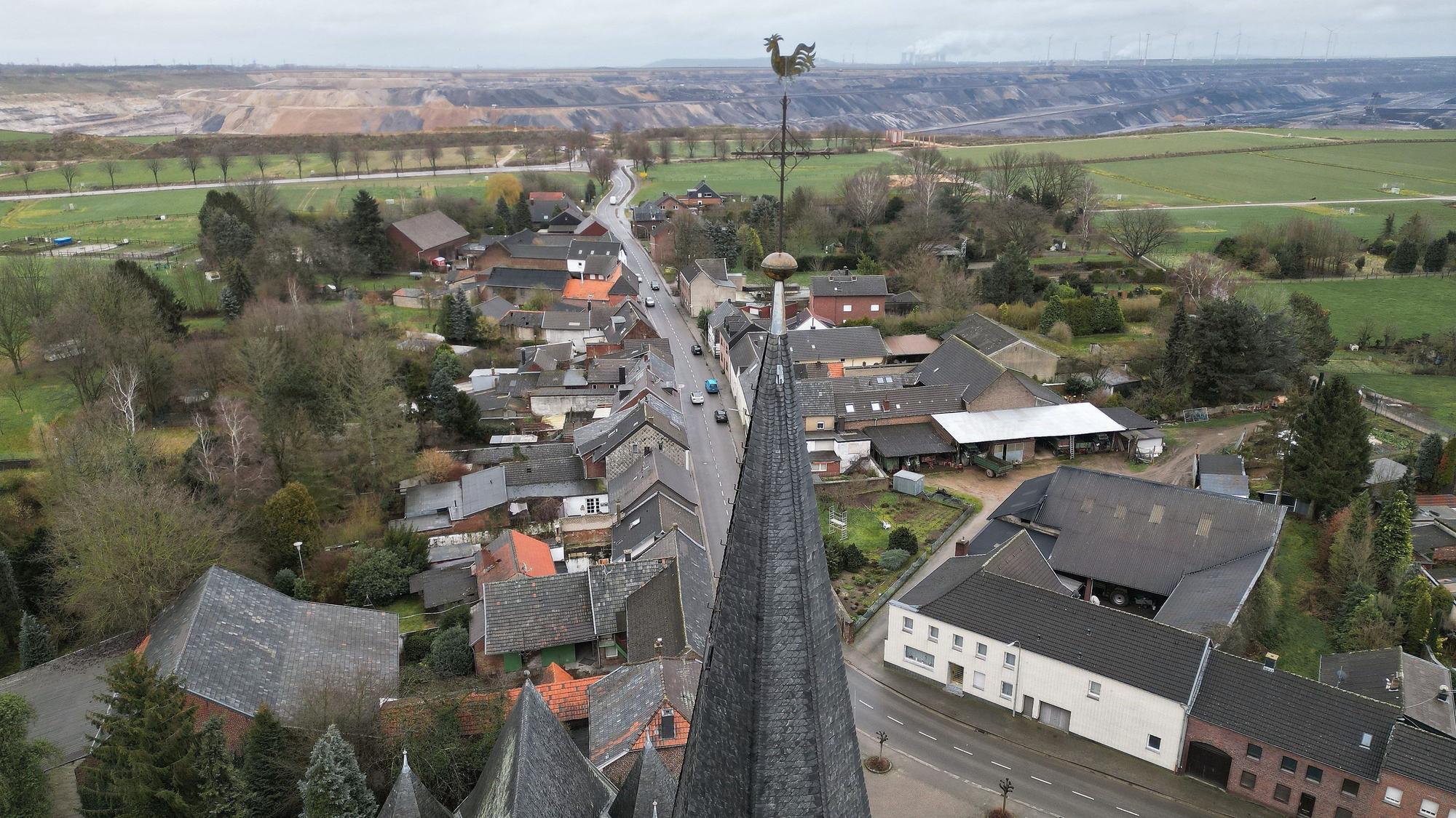 05.02.2023, Nordrhein-Westfalen, Erkelenz: Die Kirche von Keyenberg steht knapp 500m von der RWE Braunkohle Tagebau Garzweiler (Aufnahme mit einer Drohne). Durch das auf 2030 vorgezogene Ende der Braunkohleförderung bleiben fünf Dörfer zwischen dem Stadtkern von Erkelenz und dem Tagebau Garzweiler erhalten.
Aus den Dörfern, um die es geht, sind schon 90 Prozent der ursprünglichen Bewohner weggezogen, die meisten Häuser stehen leer. Sie gehören überwiegend dem Energiekonzern RWE. Von den ursprünglich 1500 Bewohnern sind noch 200 verblieben. Hinzu kommen derzeit 300 Geflüchtete aus der Ukraine, die in Häusern leben. Heute findet ein Dorfspaziergang von evangelischer Kirche, Klimabewegung und Landwirtschaft nahe dem Braunkohleabbau statt. Foto: David Young/dpa +++ dpa-Bildfunk +++