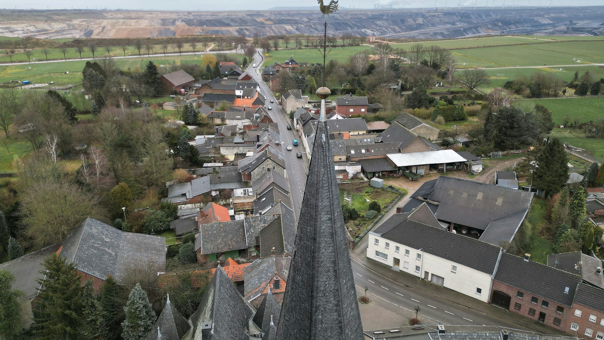 Die Kirche von Keyenberg steht knapp 500 Meter vom RWE-Braunkohle-Tagebau Garzweiler entfernt.