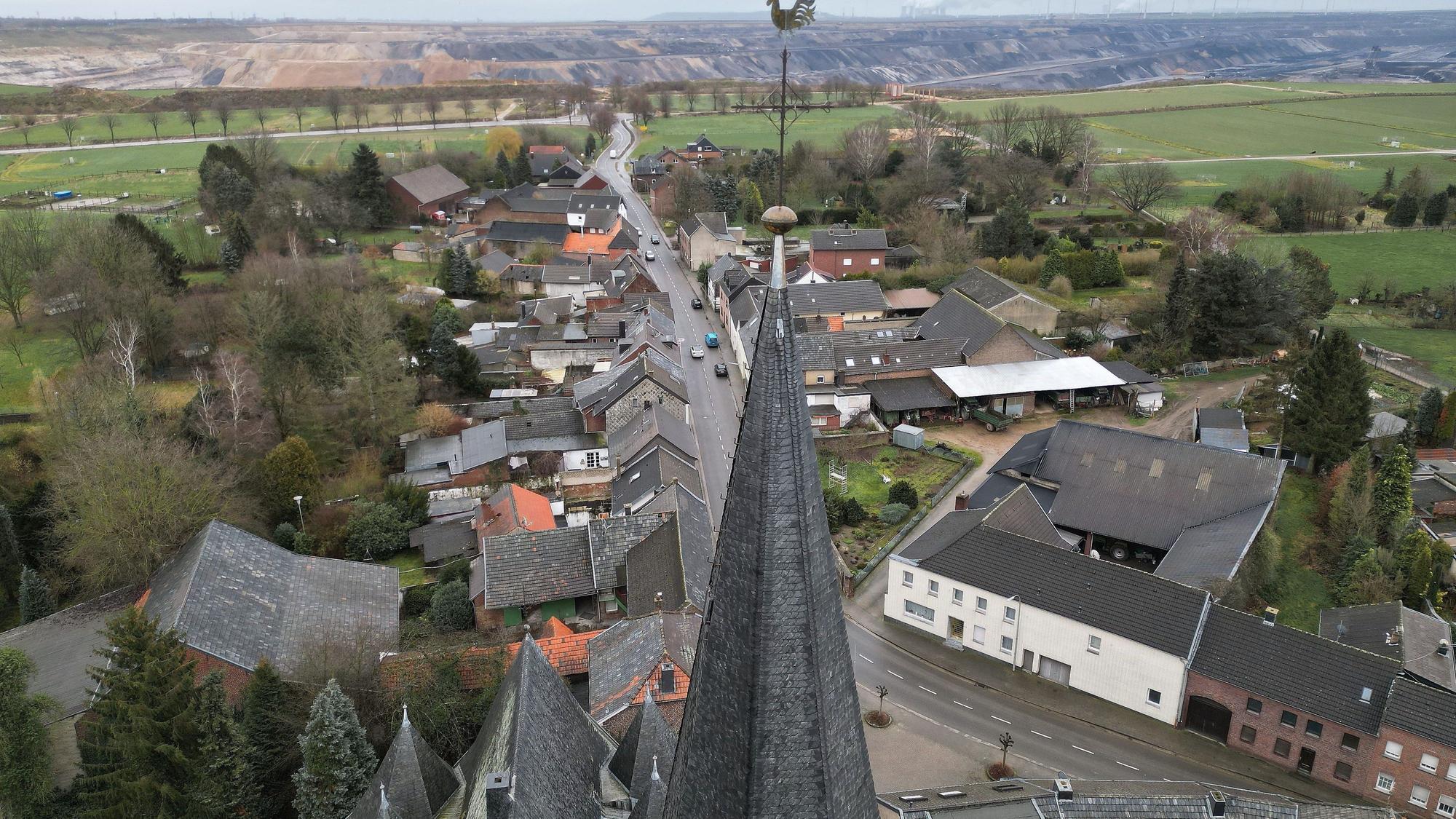 05.02.2023, Nordrhein-Westfalen, Erkelenz: Die Kirche von Keyenberg steht knapp 500m von der RWE Braunkohle Tagebau Garzweiler (Aufnahme mit einer Drohne). Durch das auf 2030 vorgezogene Ende der Braunkohleförderung bleiben fünf Dörfer zwischen dem Stadtkern von Erkelenz und dem Tagebau Garzweiler erhalten.
Aus den Dörfern, um die es geht, sind schon 90 Prozent der ursprünglichen Bewohner weggezogen, die meisten Häuser stehen leer. Sie gehören überwiegend dem Energiekonzern RWE. Von den ursprünglich 1500 Bewohnern sind noch 200 verblieben. Hinzu kommen derzeit 300 Geflüchtete aus der Ukraine, die in Häusern leben.