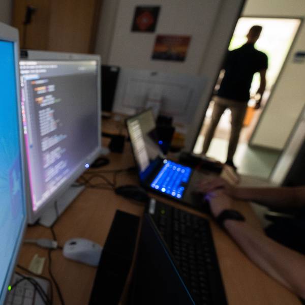 In Polizeibehörden kommt Künstliche Intelligenz bereits zum Einsatz, wie heim beim LKA in Niedersachsen. Das Landeskriminalamt in NRW erwartet, dass auch Straftäter die sehr viel zugänglichere Technik nutzen werden. (Symbolbild)