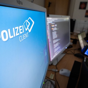 In Polizeibehörden kommt Künstliche Intelligenz bereits zum Einsatz, wie heim beim LKA in Niedersachsen. Das Landeskriminalamt in NRW erwartet, dass auch Straftäter die sehr viel zugänglichere Technik nutzen werden. (Symbolbild)