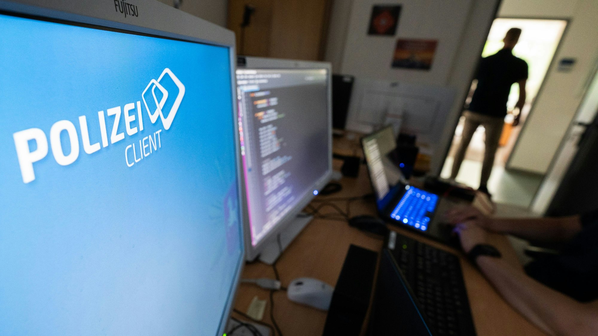 In Polizeibehörden kommt Künstliche Intelligenz bereits zum Einsatz, wie heim beim LKA in Niedersachsen. Das Landeskriminalamt in NRW erwartet, dass auch Straftäter die sehr viel zugänglichere Technik nutzen werden. (Symbolbild)