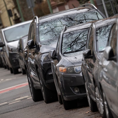 Autos parken in einer Reihe.