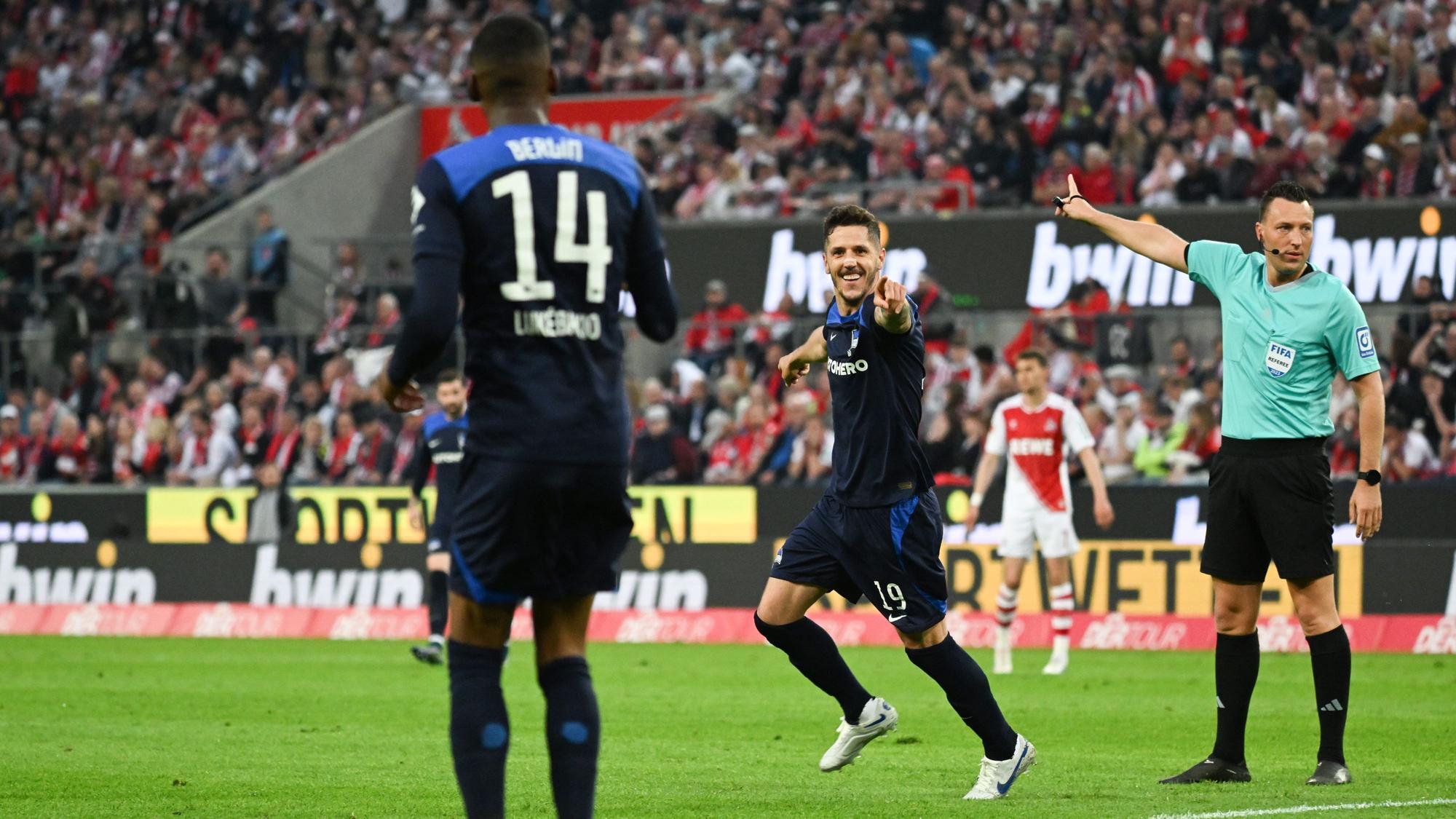 Jovetic läuft nach seinem Tor zu Lukebakio und zeigt mit dem Finger auf ihn.