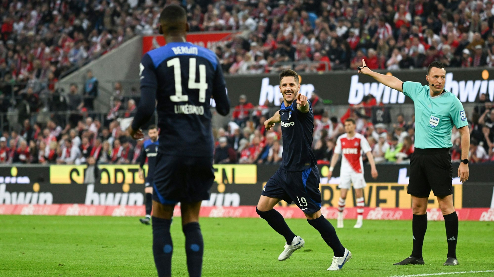 Jovetic läuft nach seinem Tor zu Lukebakio und zeigt mit dem Finger auf ihn.