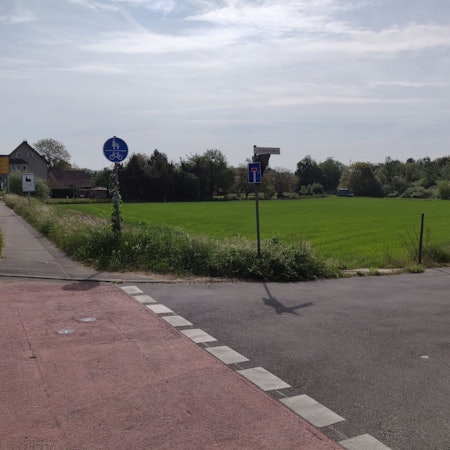 Unbebautes Feld Am Rombergsweiher.