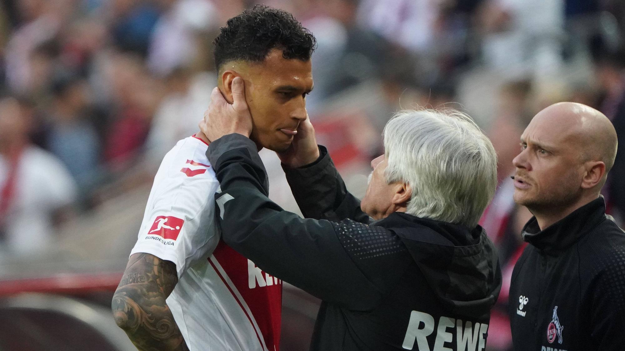 Davie Selke vom 1. FC Köln wird behandelt.