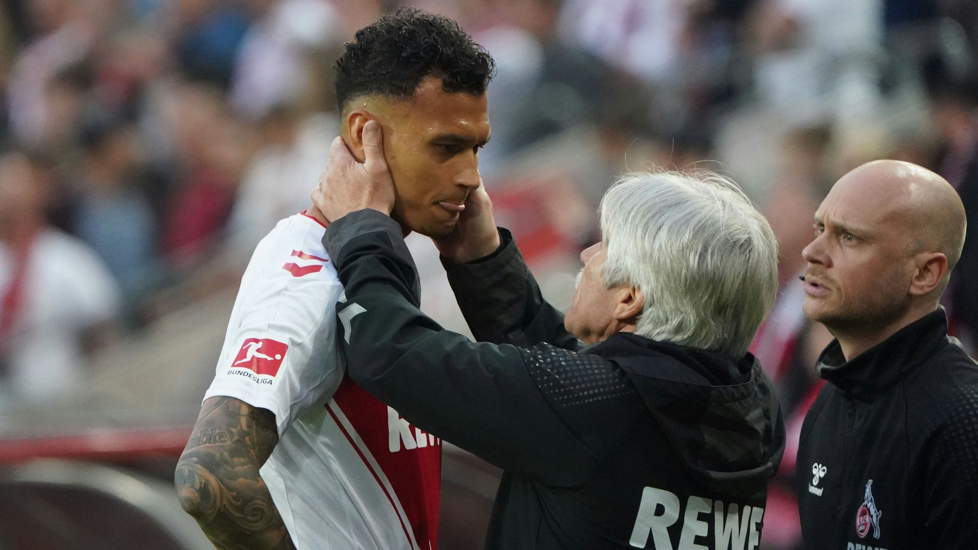 Davie Selke vom 1. FC Köln wird behandelt.