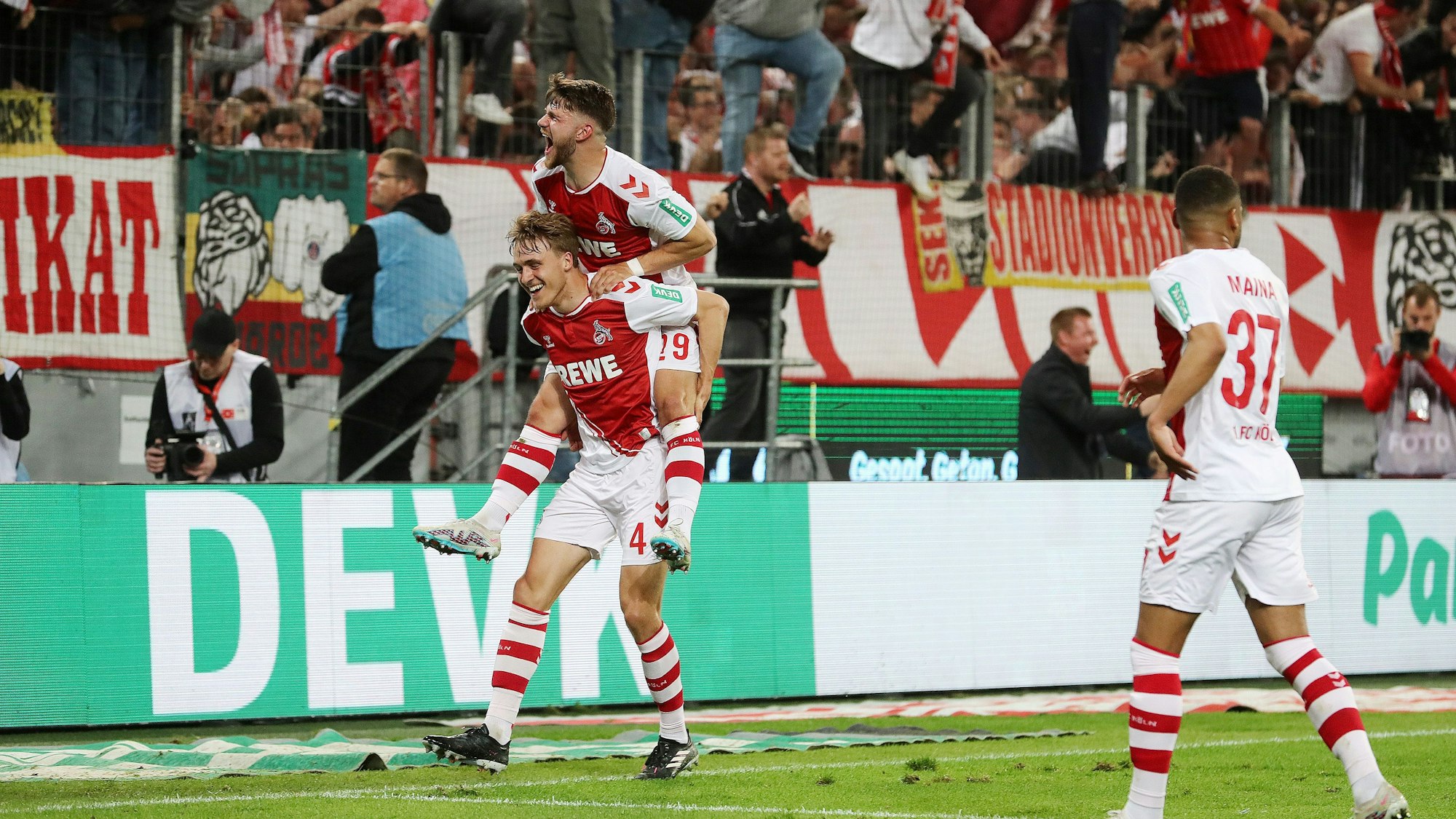 Timo Hübers trägt Jan Thielmann vor der Südkurve auf den Schultern.