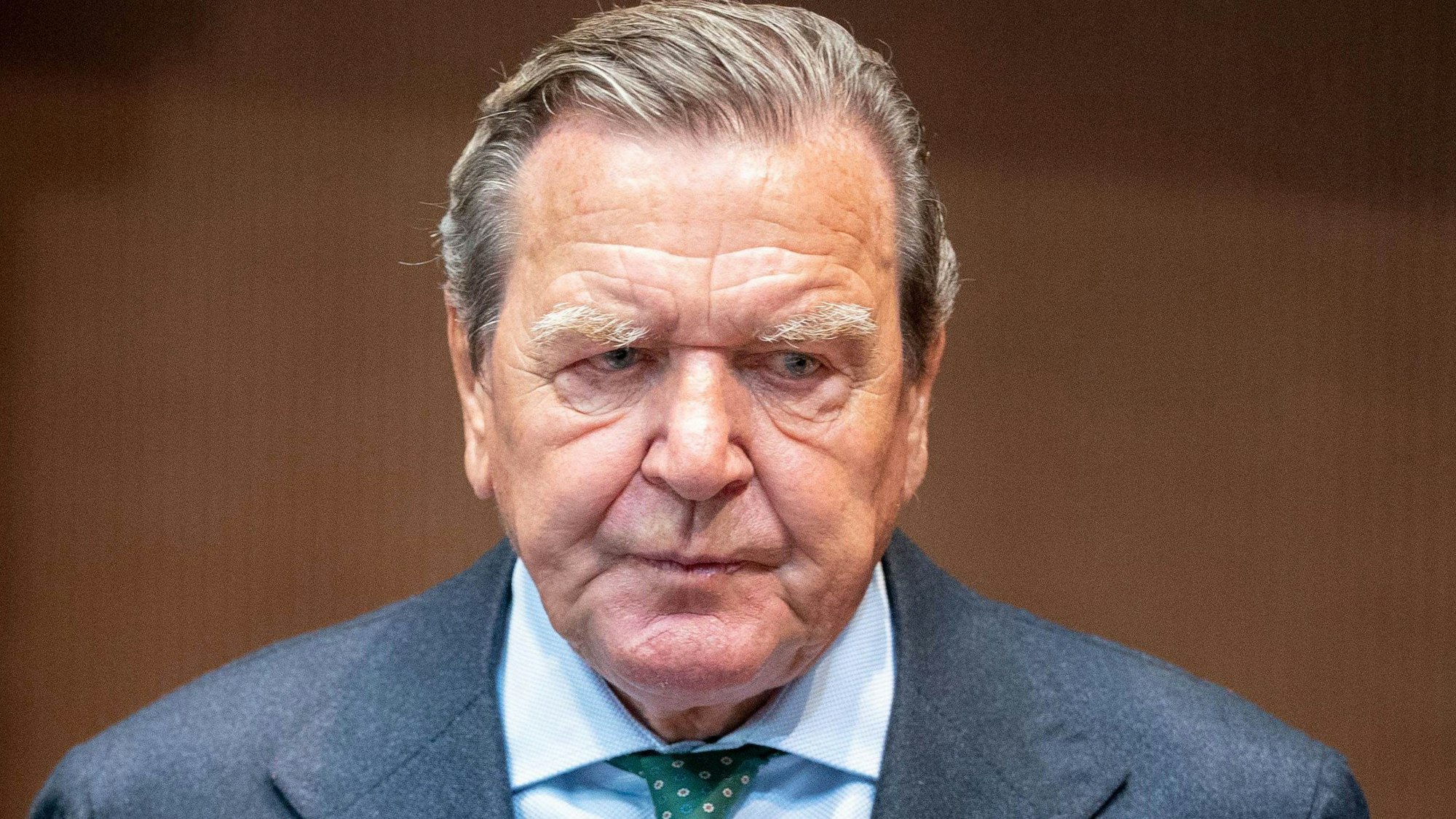 Gerhard Schröder (SPD), ehemaliger Bundeskanzler, wartet auf den Beginn der Anhörung im Wirtschaftsausschuss des Bundestags zum Pipeline-Projekt Nord Stream 2 im Sitzungssaal.