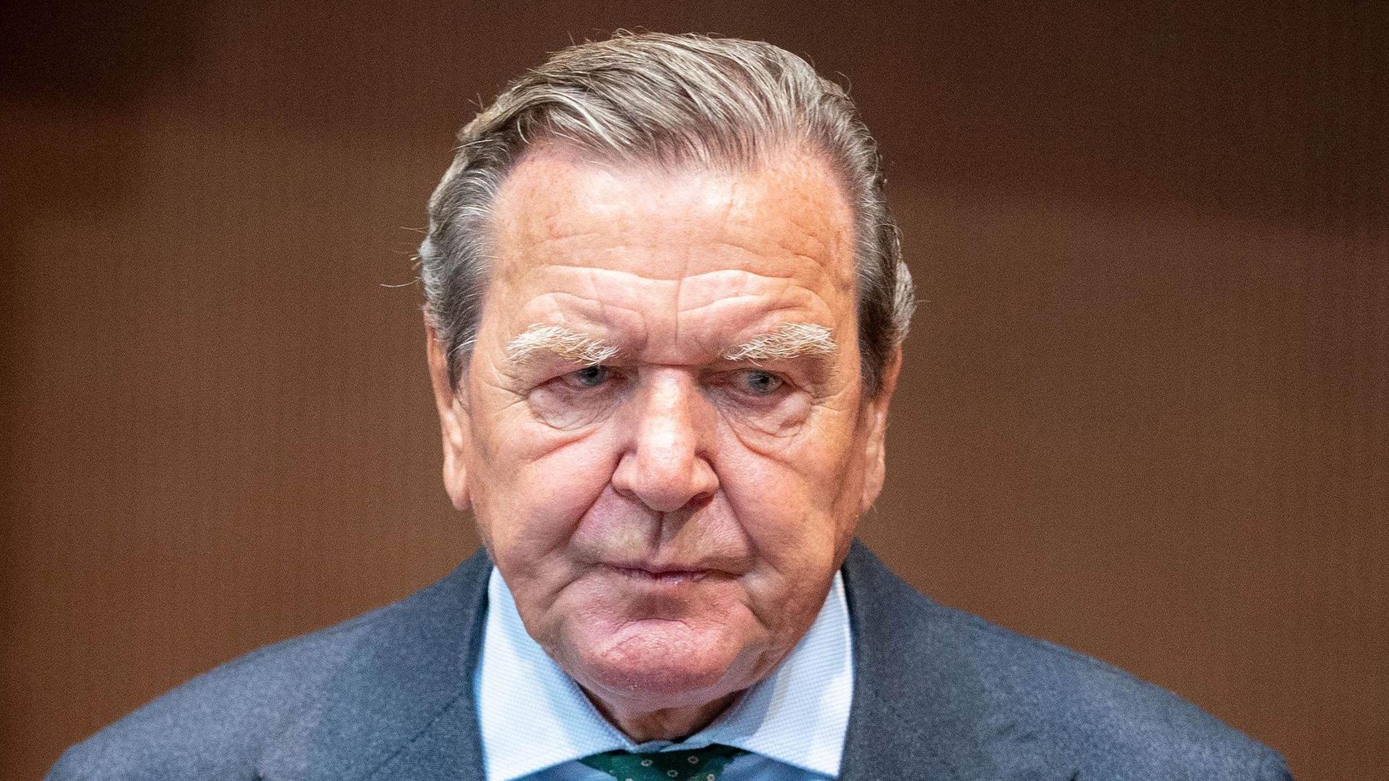 Altkanzler Gerhard Schröder (SPD) blickt traurig auf den Boden bei einem Besuch im Bundestag.