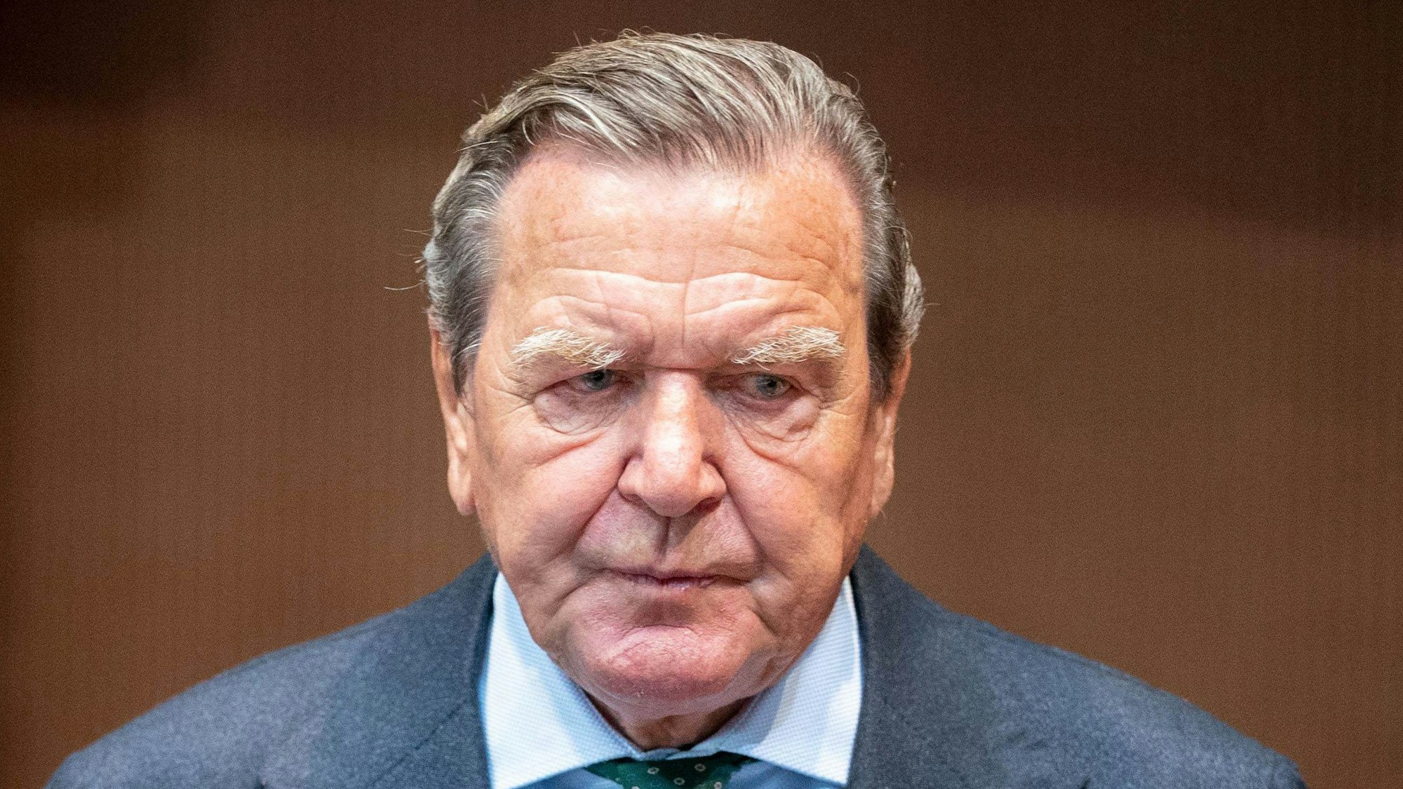 Altkanzler Gerhard Schröder (SPD) blickt traurig auf den Boden bei einem Besuch im Bundestag.