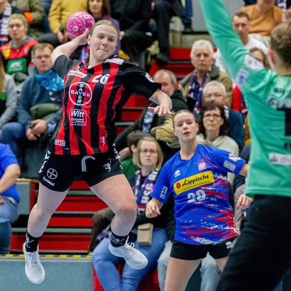 v.l. Loreen Veit TSV Bayer 04 Leverkusen, 26, Zoe Ludwig HSG Blomberg-Lippe, 12 GER, HSG Blomberg-Lippe vs. TSV Bayer 04 Leverkusen, Handball, 1. Bundesliga Frauen, 9. Spieltag, Spielzeit 2022/2023, 27.12.2022 GER, HSG Blomberg-Lippe vs. TSV Bayer 04 Leverkusen, Handball, 1. Bundesliga Frauen, 9. Spieltag, Spielzeit 2022/2023, 27.12.2022 Blomberg *** v l Loreen Veit TSV Bayer 04 Leverkusen, 26 , Zoe Ludwig HSG Blomberg Lippe, 12 GER, HSG Blomberg Lippe vs TSV Bayer 04 Leverkusen, Handball, 1 Bundesliga Frauen, 9 Spieltag, Spielzeit 2022 2023, 27 12 2022 GER, HSG Blomberg Lippe vs TSV Bayer 04 Leverkusen, Handball, 1 Bundesliga Frauen, 9 Spieltag, Spielzeit 2022 2023, 27 12 2022 Blomberg Copyright: xEibner-Pressefotox/xJanxStrohdiekx EP_JSK