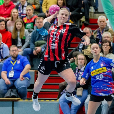 v.l. Loreen Veit TSV Bayer 04 Leverkusen, 26, Zoe Ludwig HSG Blomberg-Lippe, 12 GER, HSG Blomberg-Lippe vs. TSV Bayer 04 Leverkusen, Handball, 1. Bundesliga Frauen, 9. Spieltag, Spielzeit 2022/2023, 27.12.2022 GER, HSG Blomberg-Lippe vs. TSV Bayer 04 Leverkusen, Handball, 1. Bundesliga Frauen, 9. Spieltag, Spielzeit 2022/2023, 27.12.2022 Blomberg *** v l Loreen Veit TSV Bayer 04 Leverkusen, 26 , Zoe Ludwig HSG Blomberg Lippe, 12 GER, HSG Blomberg Lippe vs TSV Bayer 04 Leverkusen, Handball, 1 Bundesliga Frauen, 9 Spieltag, Spielzeit 2022 2023, 27 12 2022 GER, HSG Blomberg Lippe vs TSV Bayer 04 Leverkusen, Handball, 1 Bundesliga Frauen, 9 Spieltag, Spielzeit 2022 2023, 27 12 2022 Blomberg Copyright: xEibner-Pressefotox/xJanxStrohdiekx EP_JSK