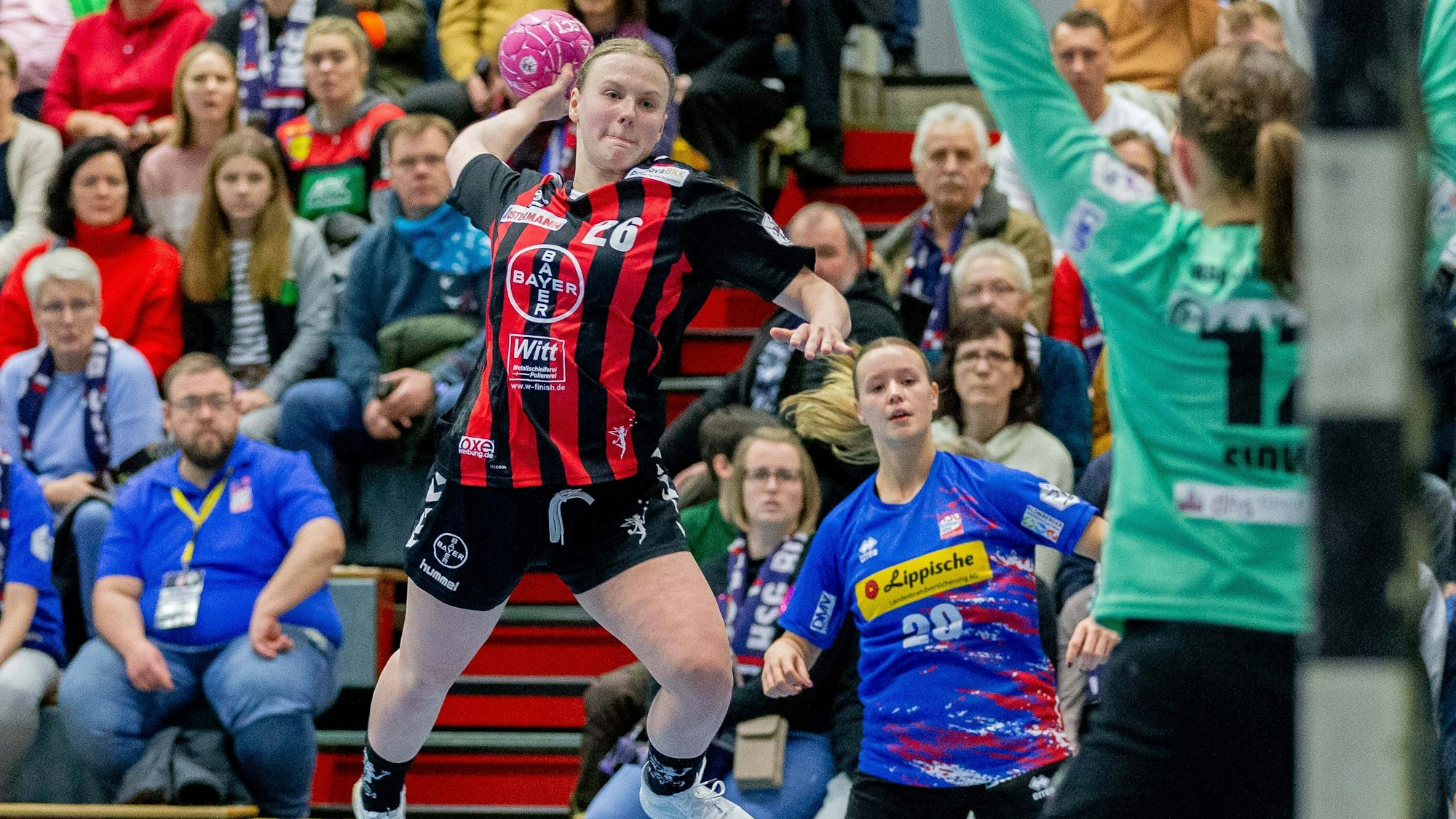 v.l. Loreen Veit TSV Bayer 04 Leverkusen, 26, Zoe Ludwig HSG Blomberg-Lippe, 12 GER, HSG Blomberg-Lippe vs. TSV Bayer 04 Leverkusen, Handball, 1. Bundesliga Frauen, 9. Spieltag, Spielzeit 2022/2023, 27.12.2022 GER, HSG Blomberg-Lippe vs. TSV Bayer 04 Leverkusen, Handball, 1. Bundesliga Frauen, 9. Spieltag, Spielzeit 2022/2023, 27.12.2022 Blomberg *** v l Loreen Veit TSV Bayer 04 Leverkusen, 26 , Zoe Ludwig HSG Blomberg Lippe, 12 GER, HSG Blomberg Lippe vs TSV Bayer 04 Leverkusen, Handball, 1 Bundesliga Frauen, 9 Spieltag, Spielzeit 2022 2023, 27 12 2022 GER, HSG Blomberg Lippe vs TSV Bayer 04 Leverkusen, Handball, 1 Bundesliga Frauen, 9 Spieltag, Spielzeit 2022 2023, 27 12 2022 Blomberg Copyright: xEibner-Pressefotox/xJanxStrohdiekx EP_JSK