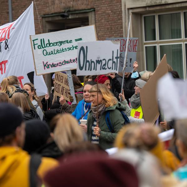 Beschäftigte der Jugendämter der Stadt Köln demonstrieren vor der Sitzung des Jugendhilfeausschusses.