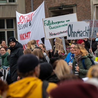 Beschäftigte der Jugendämter der Stadt Köln demonstrieren vor der Sitzung des Jugendhilfeausschusses.