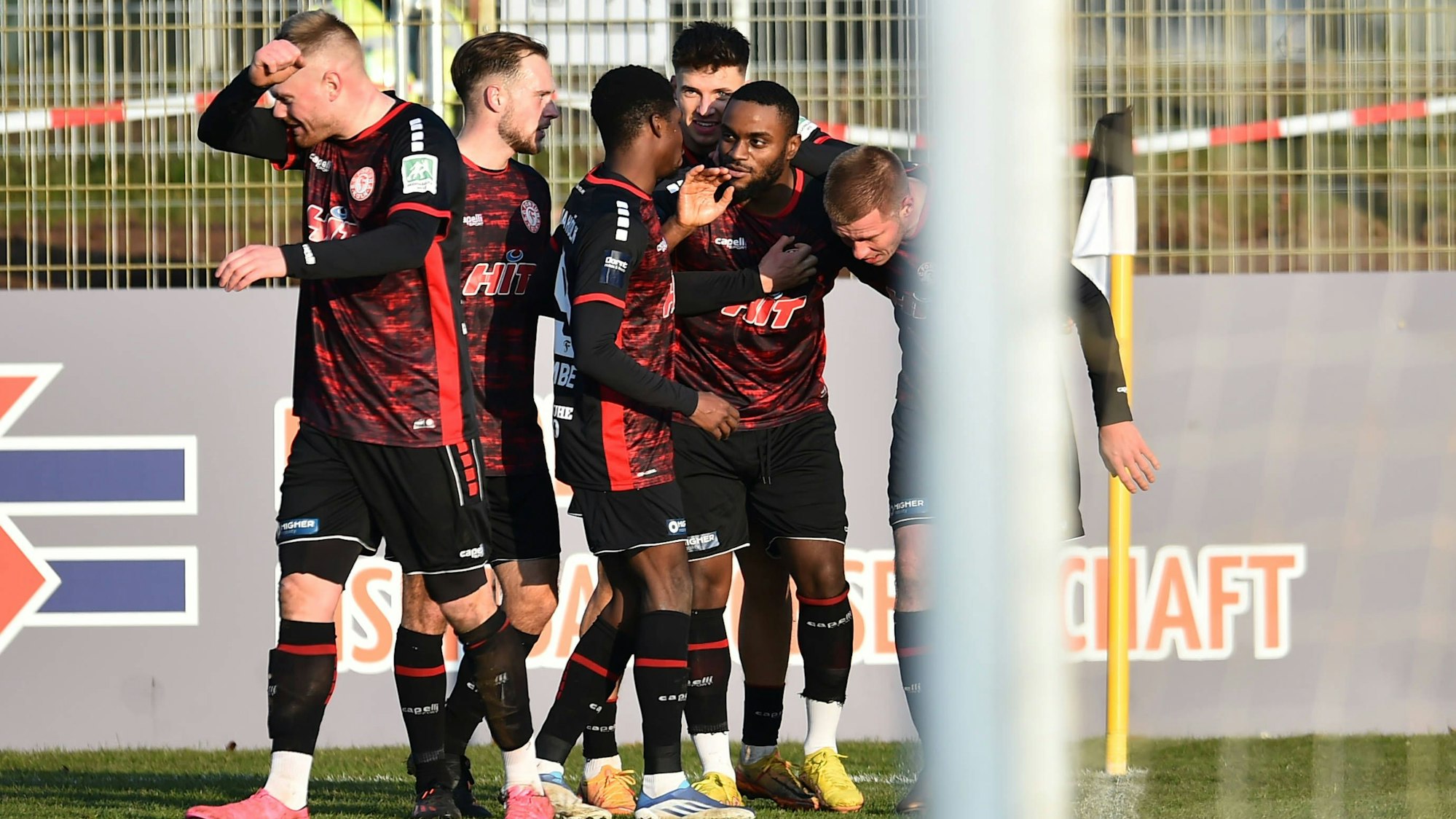 Das Foto zeigt jubelnde Fortuna-Spieler in ihren schwarz-roten Trikots.