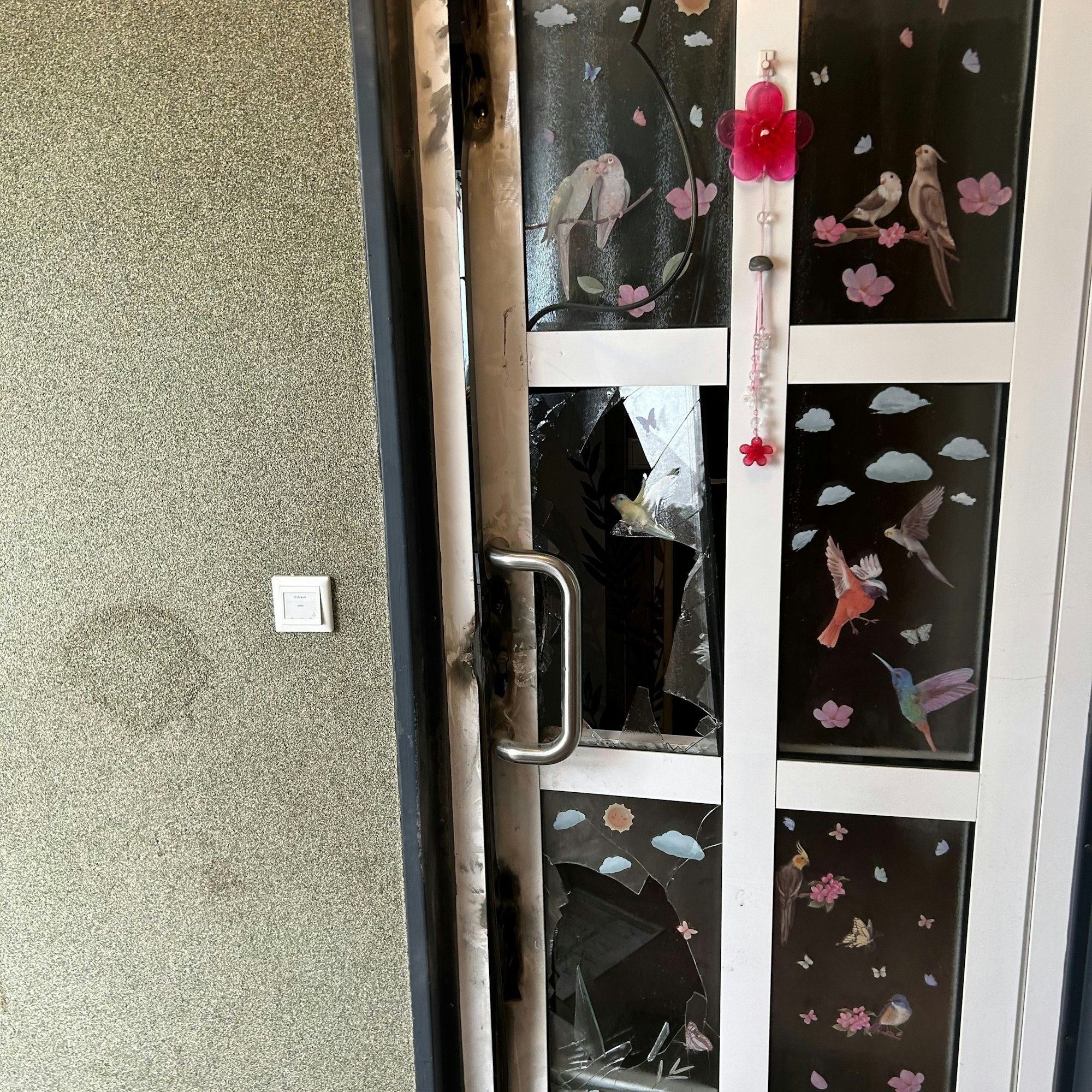 Nach dem Angriff eines Mannes auf Polizisten und Feuerwehrleute in Ratingen