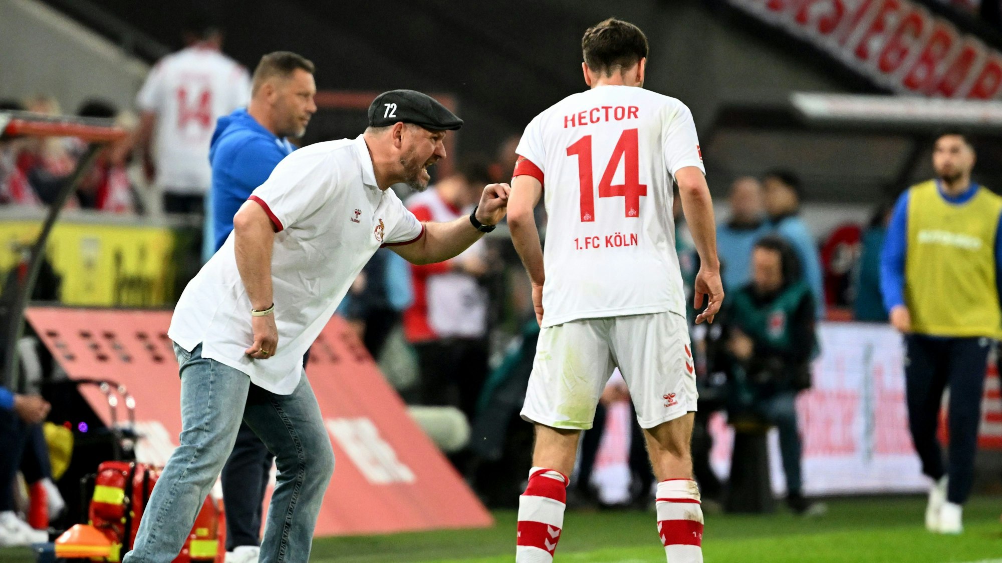 Kölns Trainer Steffen Baumgart (l) gibt seinem Spieler Jonas Hector taktische Anweisungen.