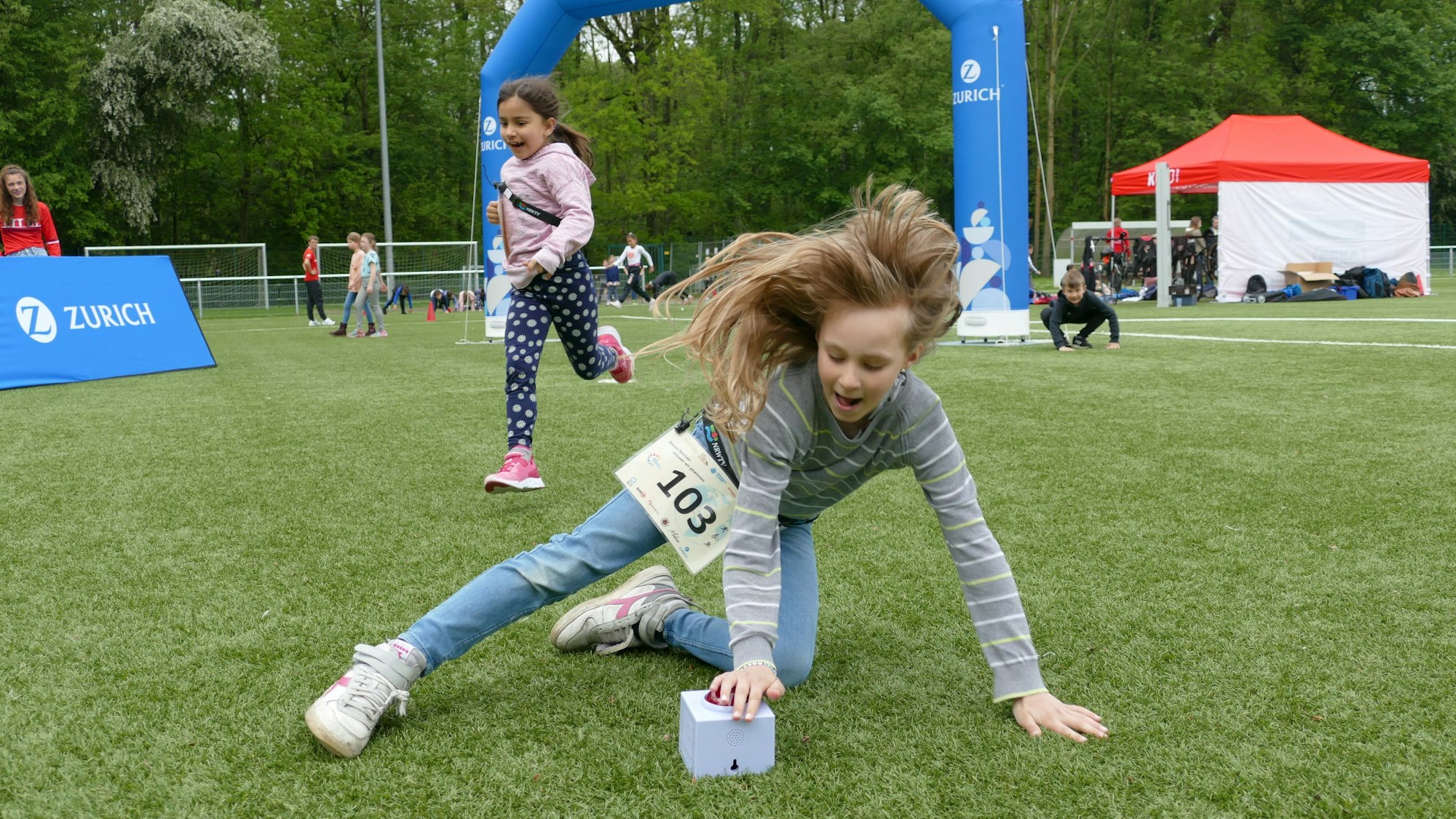 Ein Kind haut mit voller Wucht auf einen Buzzer.