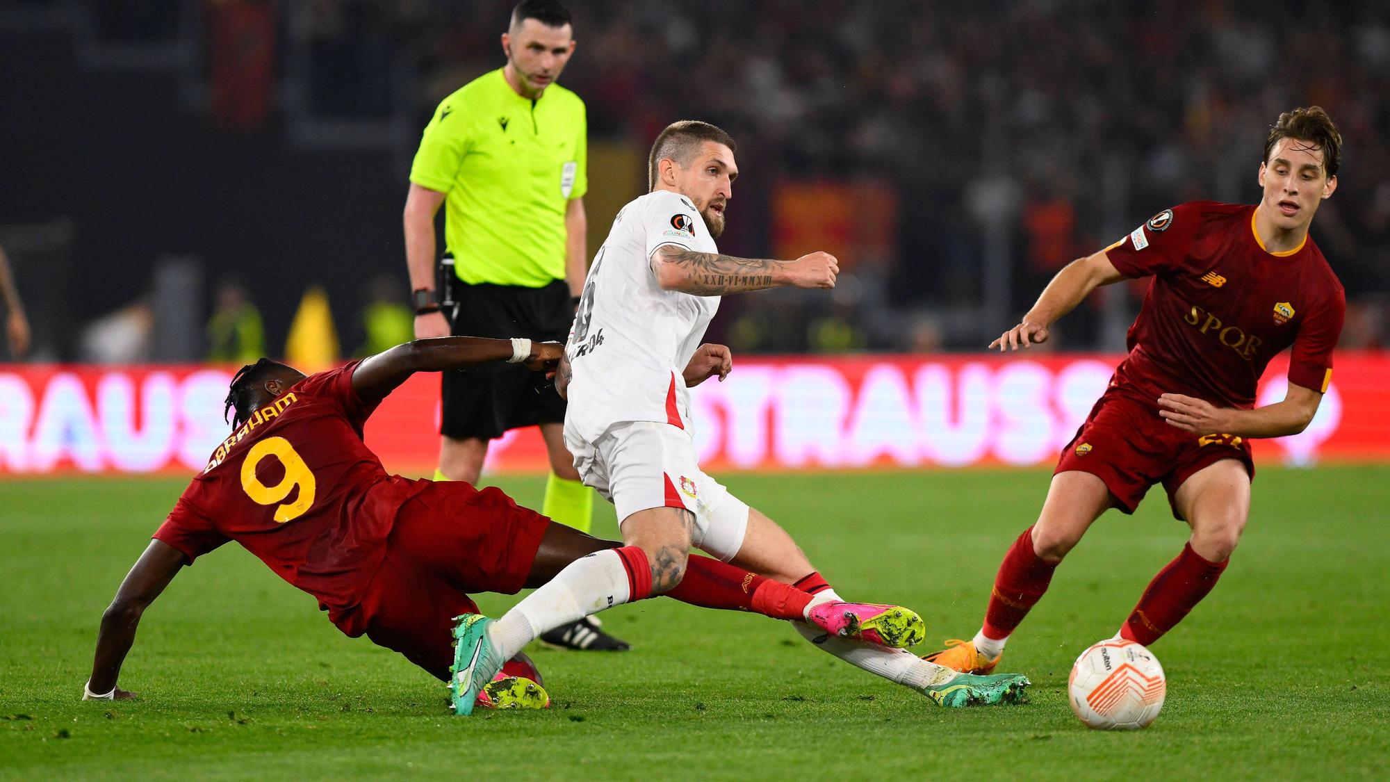 Grätschen um den Ball: Tammy Abraham von der AS Rom und Robert Andrich.