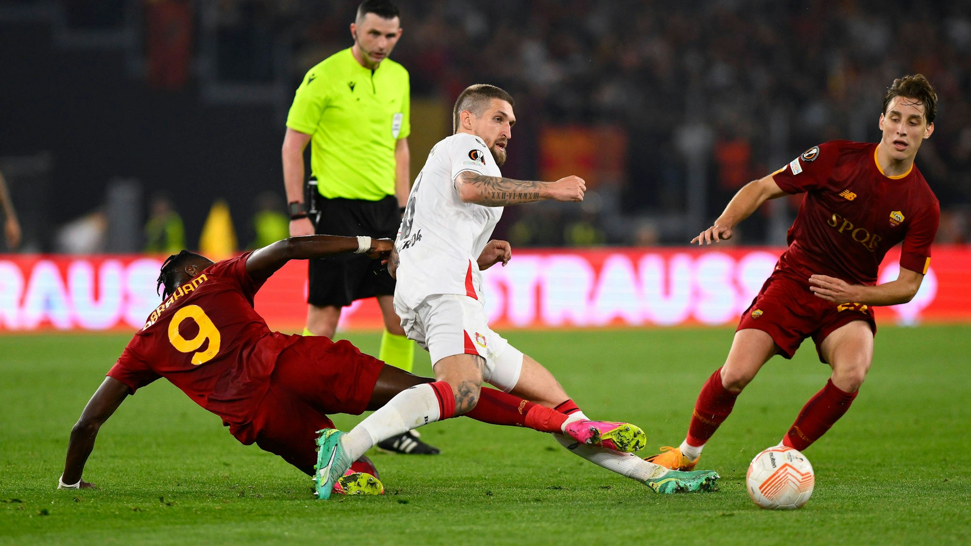 Grätschen um den Ball: Tammy Abraham von der AS Rom und Robert Andrich.
