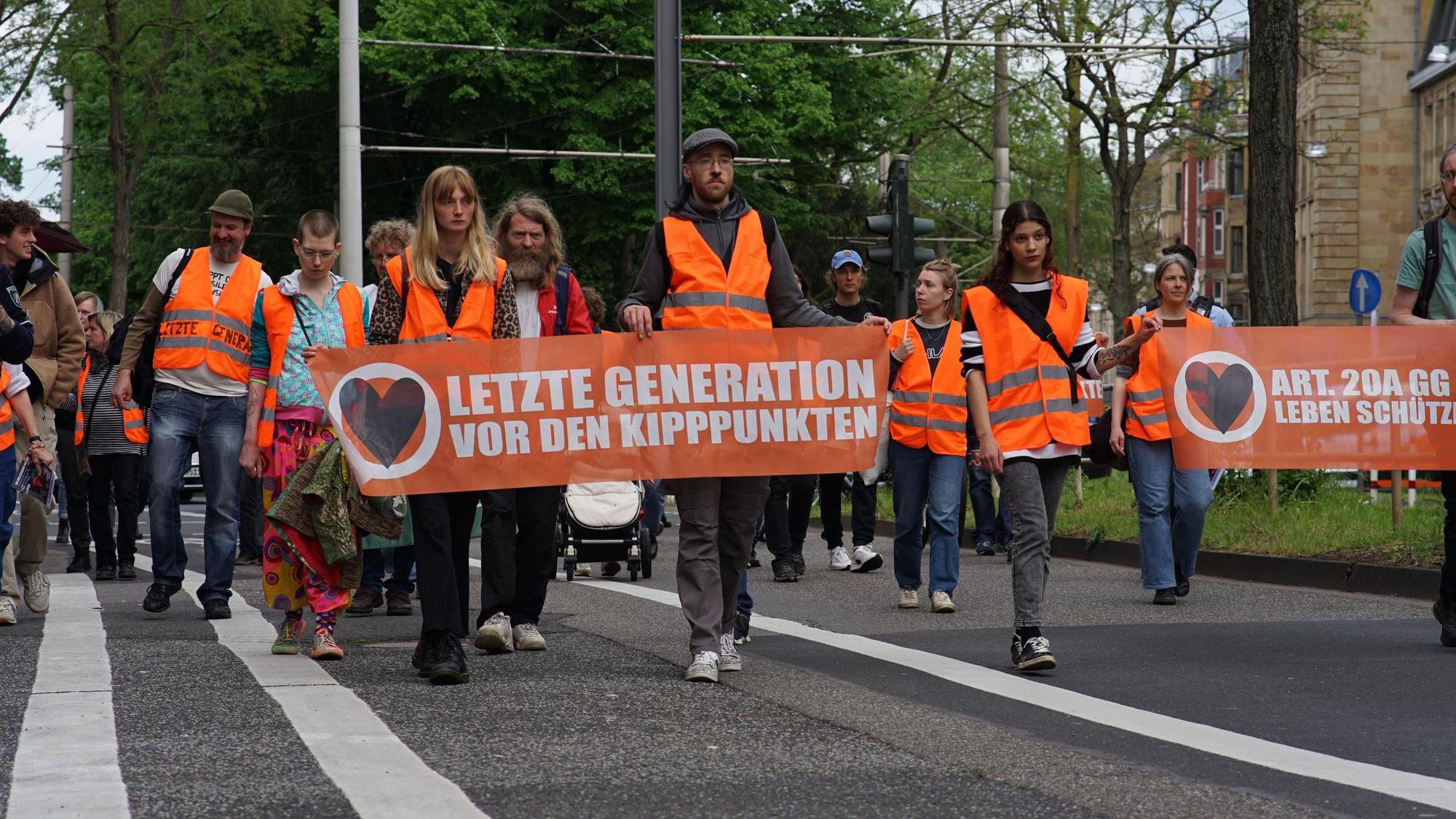 Aktivisten mit Bannern