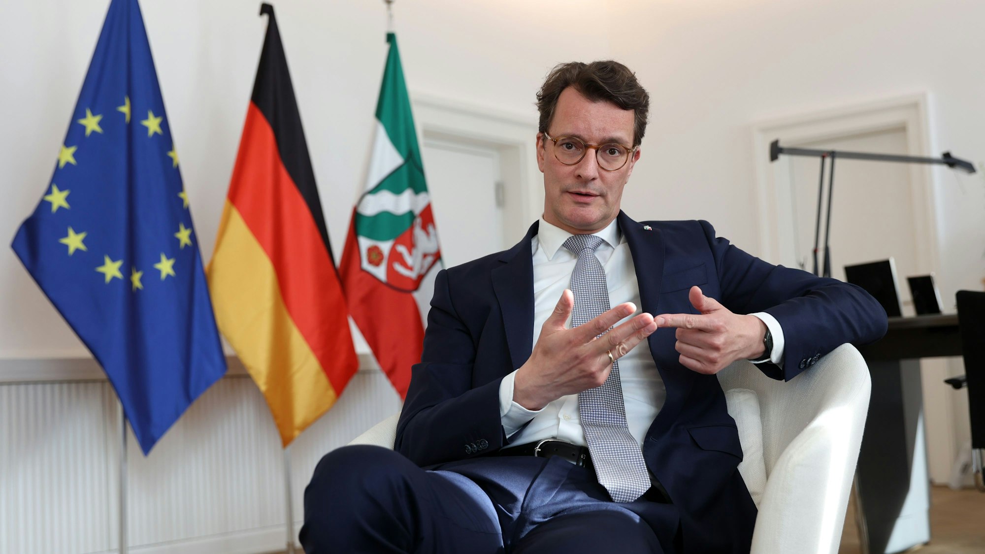 Ministerpräsident Hendrik Wüst (CDU) beim Interview in der Staatskanzlei.