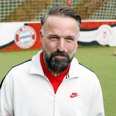 12.04.2021, Köln: Im Gespräch mit dem ehmaligen Fußball-Stürmer des 1. FC Kölns Jonas Wendt in Rösrath. Wendt hat in seinem Garten ein Kunstrasenplatz. Foto: Arton Krasniqi