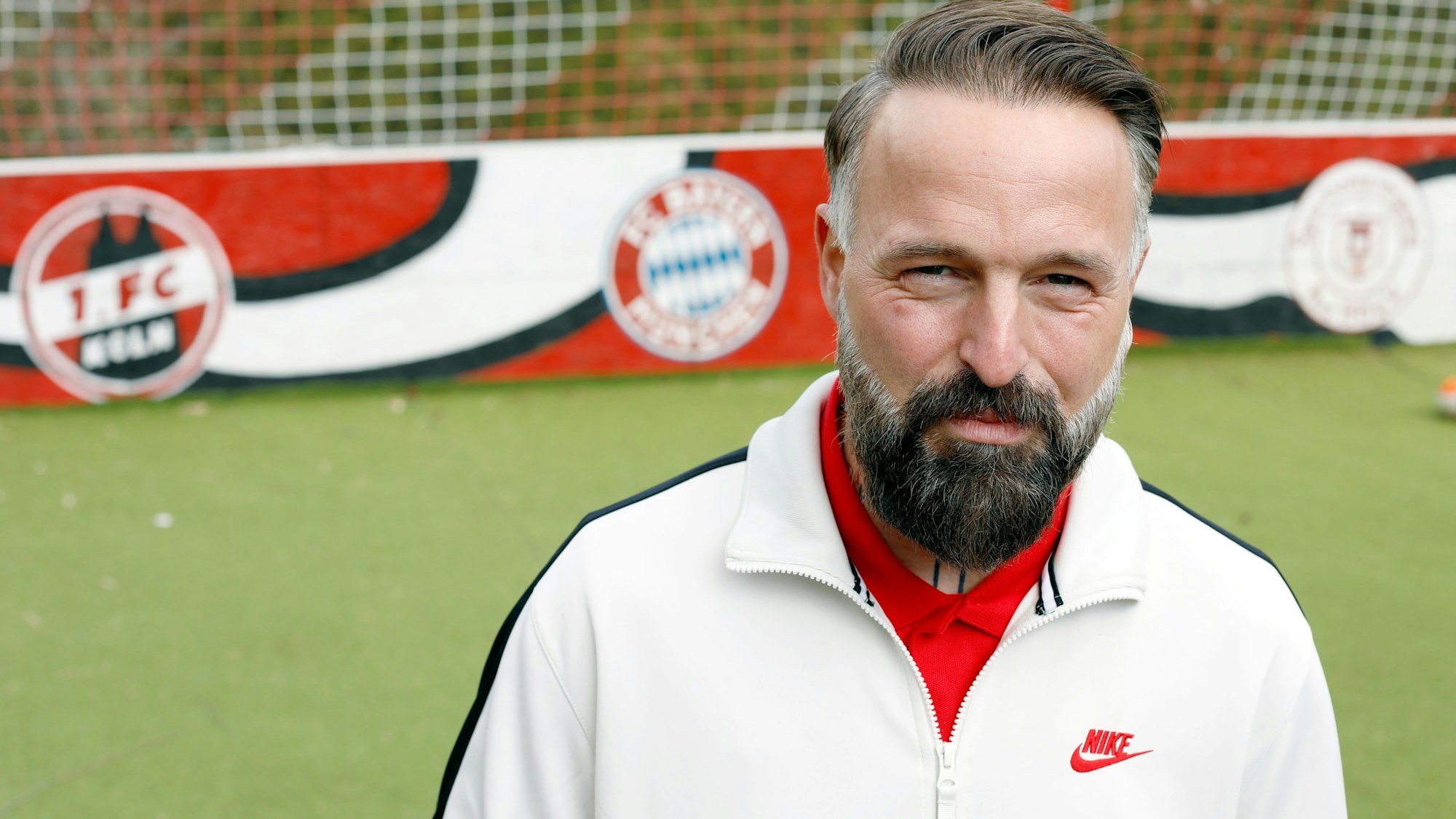 12.04.2021, Köln: Im Gespräch mit dem ehmaligen Fußball-Stürmer des 1. FC Kölns Jonas Wendt in Rösrath. Wendt hat in seinem Garten ein Kunstrasenplatz. Foto: Arton Krasniqi