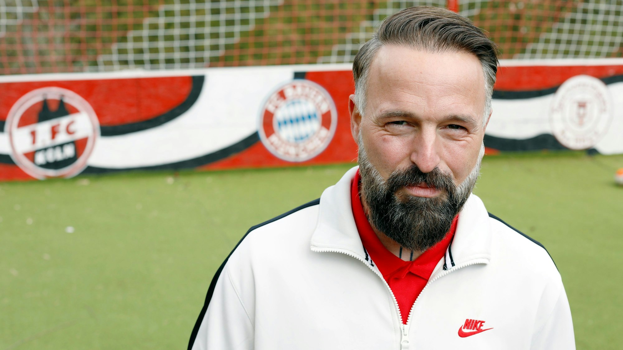 12.04.2021, Köln: Im Gespräch mit dem ehmaligen Fußball-Stürmer des 1. FC Kölns Jonas Wendt in Rösrath. Wendt hat in seinem Garten ein Kunstrasenplatz. Foto: Arton Krasniqi