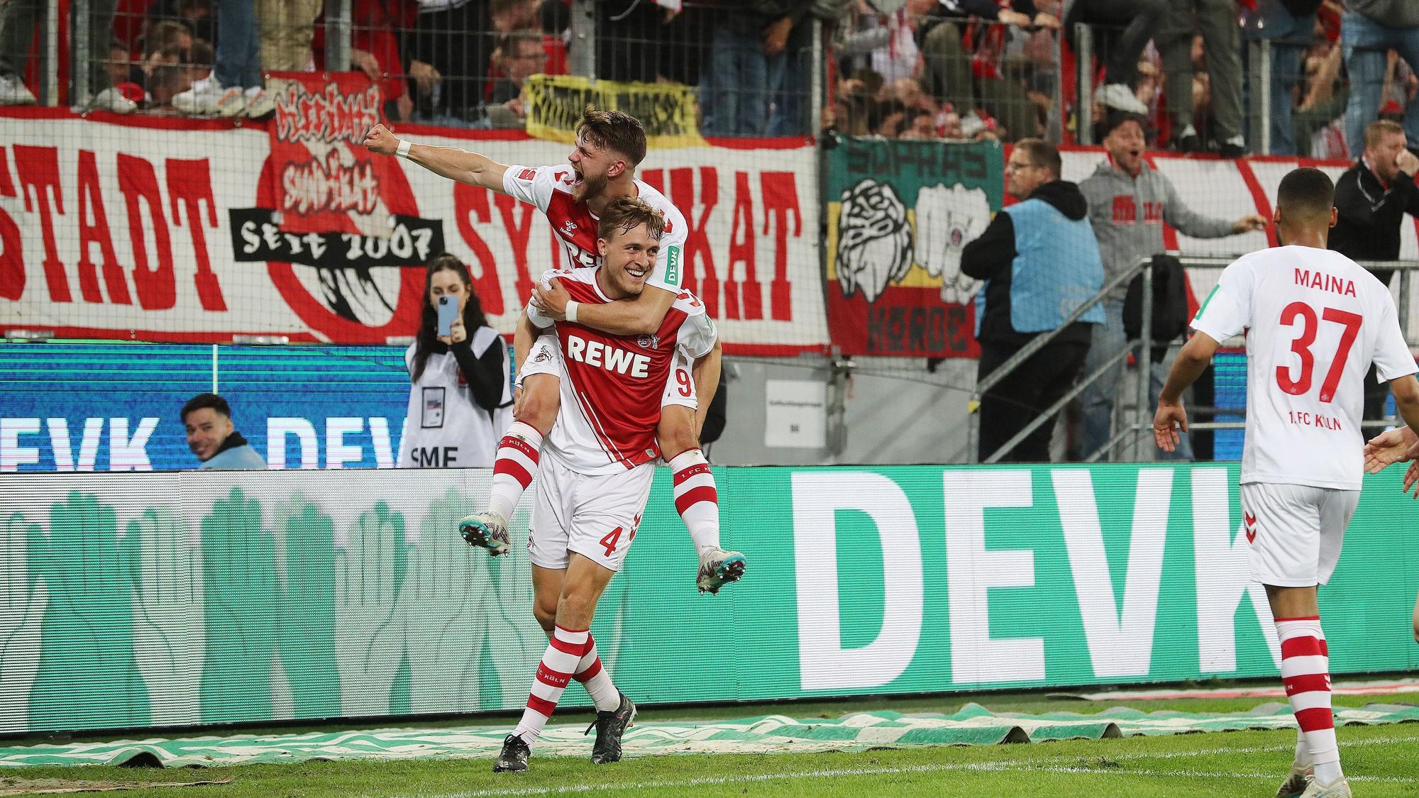 Jubel nach dem Tor zum 4:2 durch Timo Hübers (links, 1. FC Köln) mit Jan Thielmann